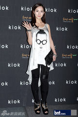 组图：裴素恩赵达焕等众星盛装出席时装展