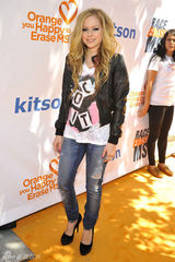 幻灯图：艾薇儿亮相派对 高跟鞋小西装晒女人味