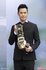 组图：郑嘉颖签英皇拖2年才出碟 黑衣帅气亮相