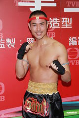 组图：《拳王》记者会 郑嘉颖黄浩然裸上身秀肌肉
