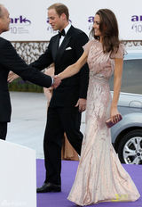 组图：威廉夫妇婚后首度公开亮相 凯特着长裙显优雅