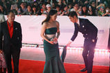 组图：上海电视节红毯 女星频遭踩裙男星忙护花