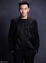 组图：李东学新写真诠释优雅精英男 展绅士风度