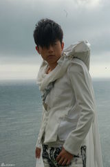 高清组图：张杰新歌MV花絮曝光 伫立悬崖边宛若精灵