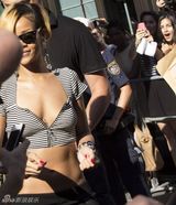 组图：蕾哈娜现身酒店 胸门解放秀半乳险走光