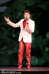 组图：董文华典雅白裙大气献唱四海同春伦敦演出