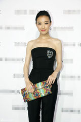 组图：倪妮上海出席时装秀 大送甜美微笑