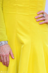 组图：朱丽安-摩尔柠檬色长裙亮相上围丰满