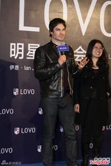 组图：伊恩会粉丝频繁“献吻”人气爆棚