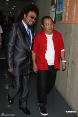 组图：嫩模周秀娜上张菲节目 称和萧敬腾是兄妹情