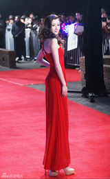 组图：孙菲菲优雅出席活动 双面娇娃性感夺人