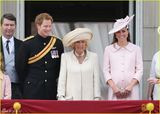 组图：女王携皇室亮相阅兵 凯特王妃大肚优雅