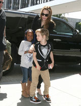 高清图：朱莉带女儿现身机场 希洛男生装扮可爱