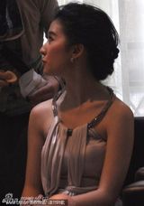 幻灯图集：刘亦菲补妆瞬间曝光 神情从容淡定