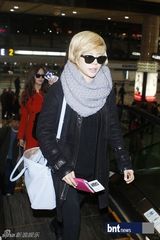 组图：f(x)少女时代Beast等亮相机场展休闲时尚风采