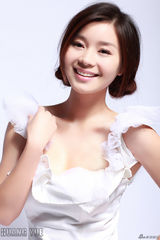 组图：嘉妮发片在即 人气爆棚代言达七位数