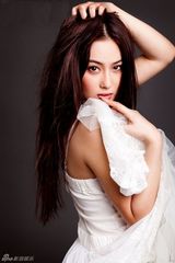 组图：张馨予演绎制服诱惑 新写真玩小资浪漫情怀