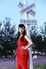 组图：陶红拍摄秋日写真 火焰装中透柔情