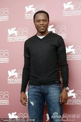 组图：《硬纸盒小镇》记者会 女主角光头造型抢眼