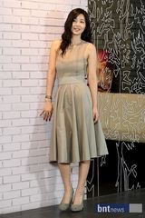 组图：韩星朴率美出写真集 长发飘飘纯美无暇