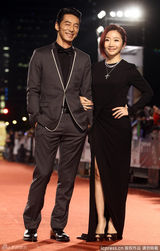 组图：陶晶莹黑裙典雅 挽老公李李仁秀恩爱