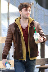 组图：哈利波特丹尼尔转型恐怖片 头顶犄角面色阴郁