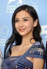 组图：Angelababy斜纹软呢绷带裙亮相威尼斯