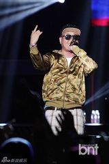 组图：朴宰范等参加HIPHOP音乐节引爆火热现场