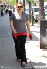 组图：希拉里-达芙产后现身身材走样