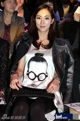 组图：裴素恩赵达焕等众星盛装出席时装展