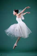 组图：新生代偶像桐溪变身红裙佳人 为国庆而舞