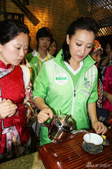 幻灯图：谭晶“值日”世博会 亲密接触传统文化