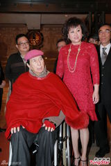 组图：92岁赌王坐轮椅赴寿宴 仅停留一小时