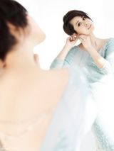 组图：海清登杂志封面 “粉红女郎”展率性真我