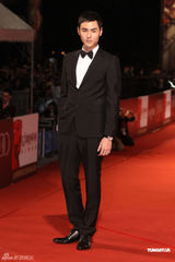 高清图：谢霆锋真空穿西装走红毯 阮经天可爱亮相