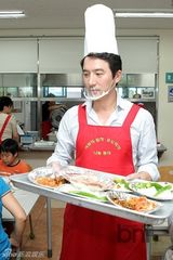 组图：韩星郑俊镐出席福利院分享活动献爱心