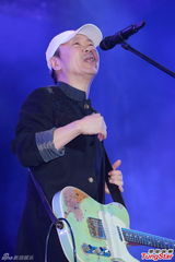 组图：崔健香港热血开唱 演绎经典掀摇滚狂欢