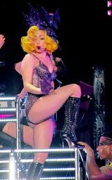 幻灯图：LadyGaga演唱会血浆上身再现限制级诱惑