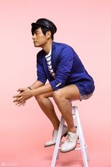 组图：陈龙“粉”照曝光庆生 婚后神清气爽