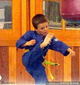 组图：小贝陪儿子练空手道 克鲁兹踹木板身手好