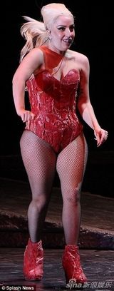 组图：LadyGaga甩30磅赘肉 度假比基尼秀八字奶
