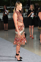 组图：凯特-波茨沃斯镂空礼服露腰