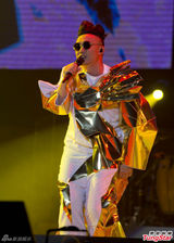 组图：陈奕迅台北开唱 甜蜜称快乐泉源是太太