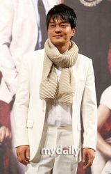 组图：申恩庆宣传《欲望的火花》 主演偏爱黑白配