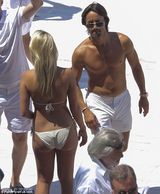 组图：F1总裁千金大婚奢靡派对 吻同性入水走光