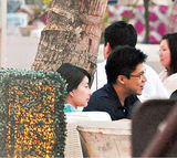 组图：郭晶晶挺大肚携夫游泰国 曝预产期9月底