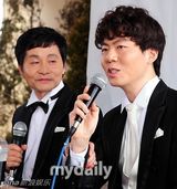 组图：韩名导宣布与同性恋人举行婚礼现场热吻