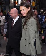 组图：35岁前阿汤嫂白发丛生 录早安美国秀长腿