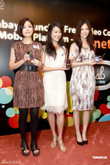 幻灯图：李曼筠站台装扮成熟 妩媚动人秀娇羞