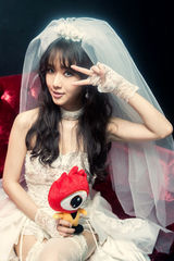 高清组图：韩星李贞贤发新曲披婚纱对话新浪